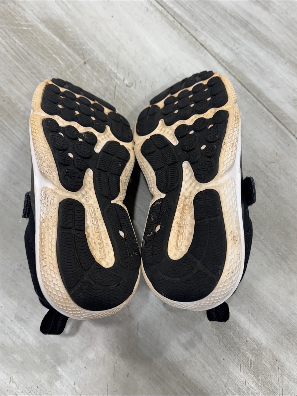 Boys Under Armour Sneakers, Size 1Y - Picture 7 of 8